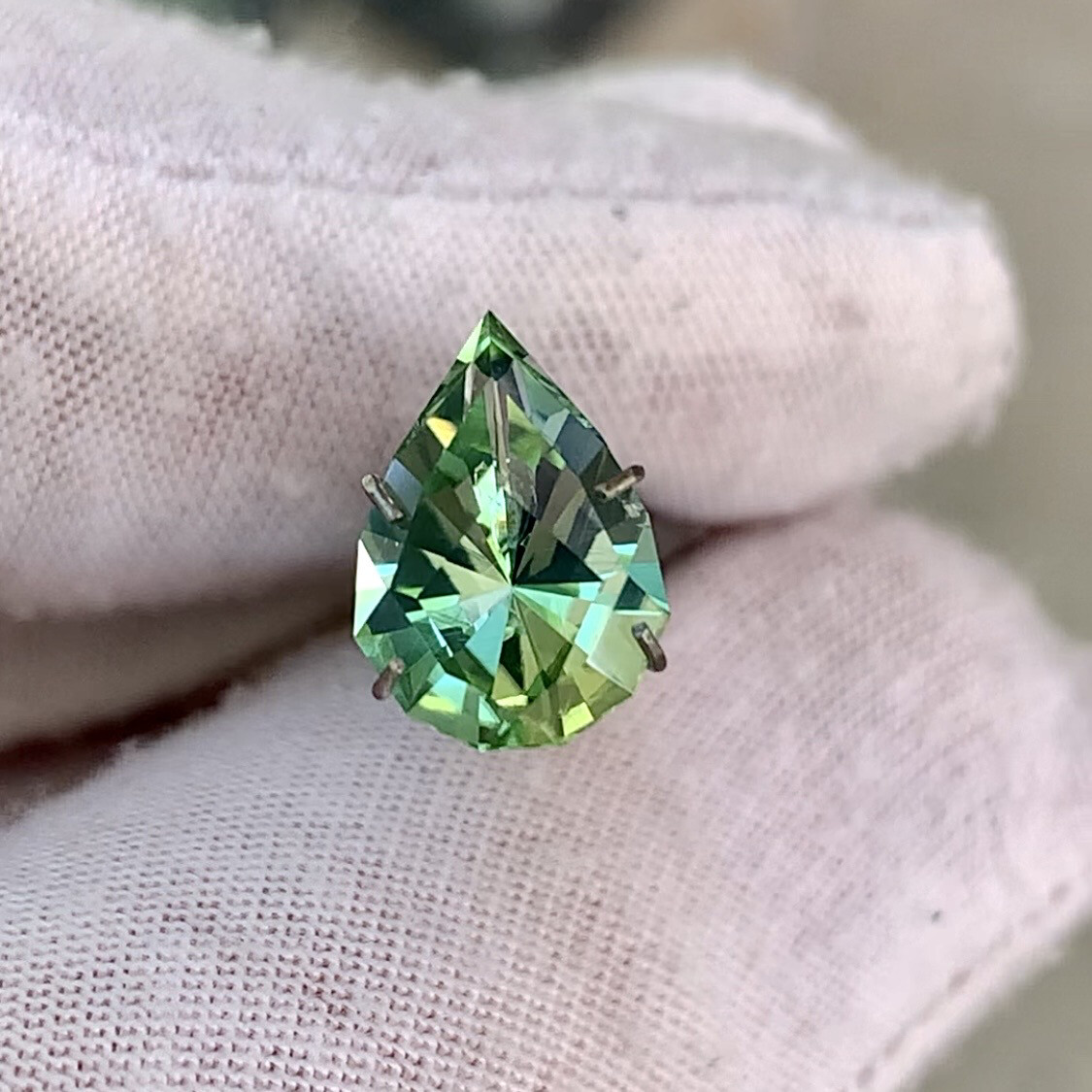 ᴬᵀᵞᴾᴵᶜᴬᴸ ELECTRIC GREEN TOURMALINE 3.10ct