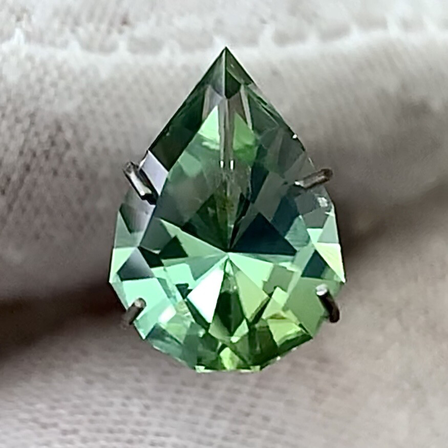 ᴬᵀᵞᴾᴵᶜᴬᴸ ELECTRIC GREEN TOURMALINE 3.10ct