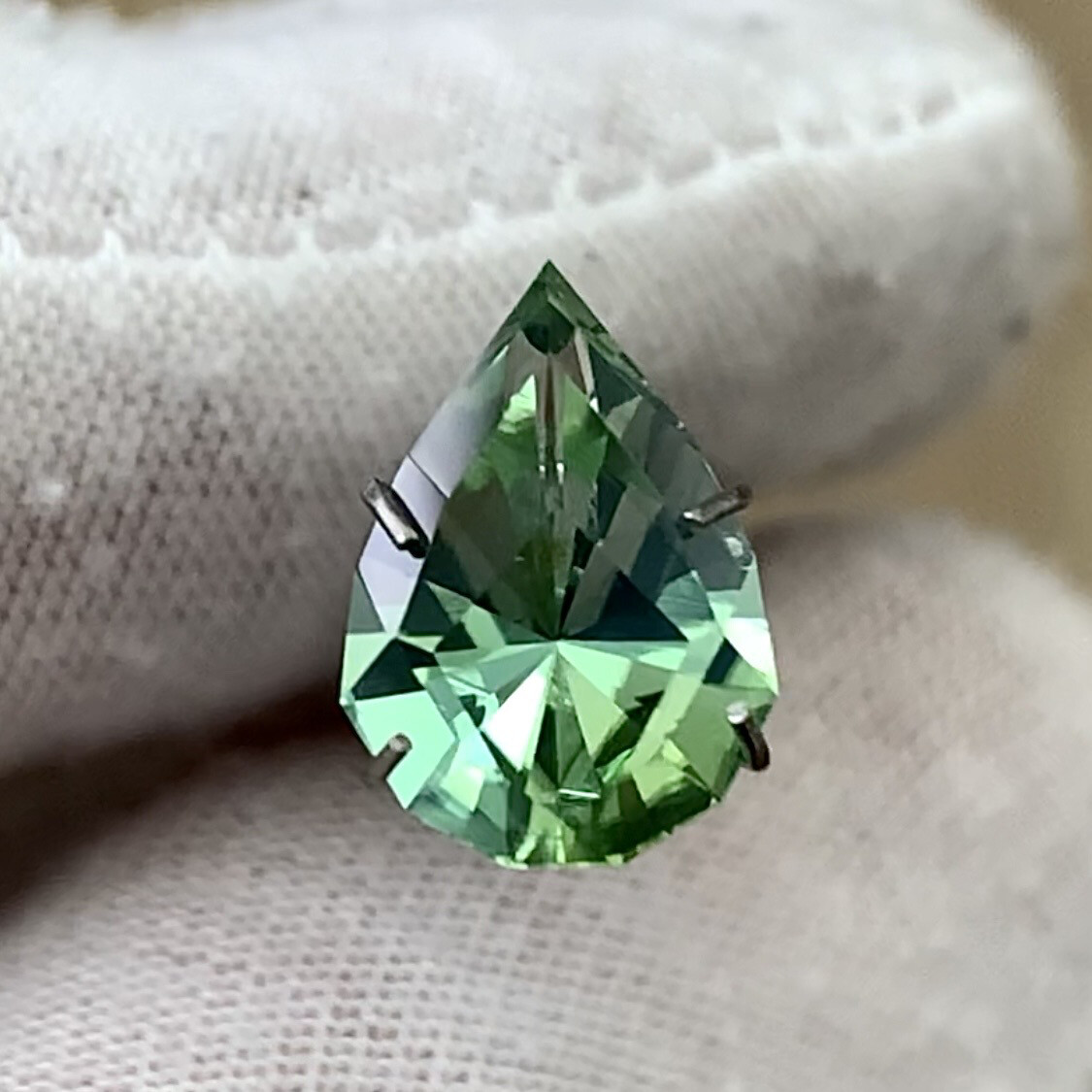 ᴬᵀᵞᴾᴵᶜᴬᴸ ELECTRIC GREEN TOURMALINE 3.10ct