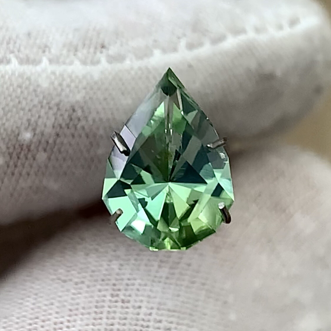 ᴬᵀᵞᴾᴵᶜᴬᴸ ELECTRIC GREEN TOURMALINE 3.10ct