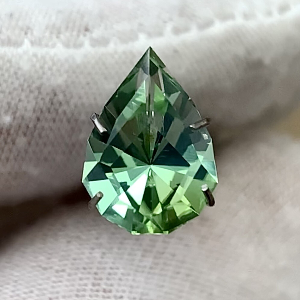 ᴬᵀᵞᴾᴵᶜᴬᴸ ELECTRIC GREEN TOURMALINE 3.10ct