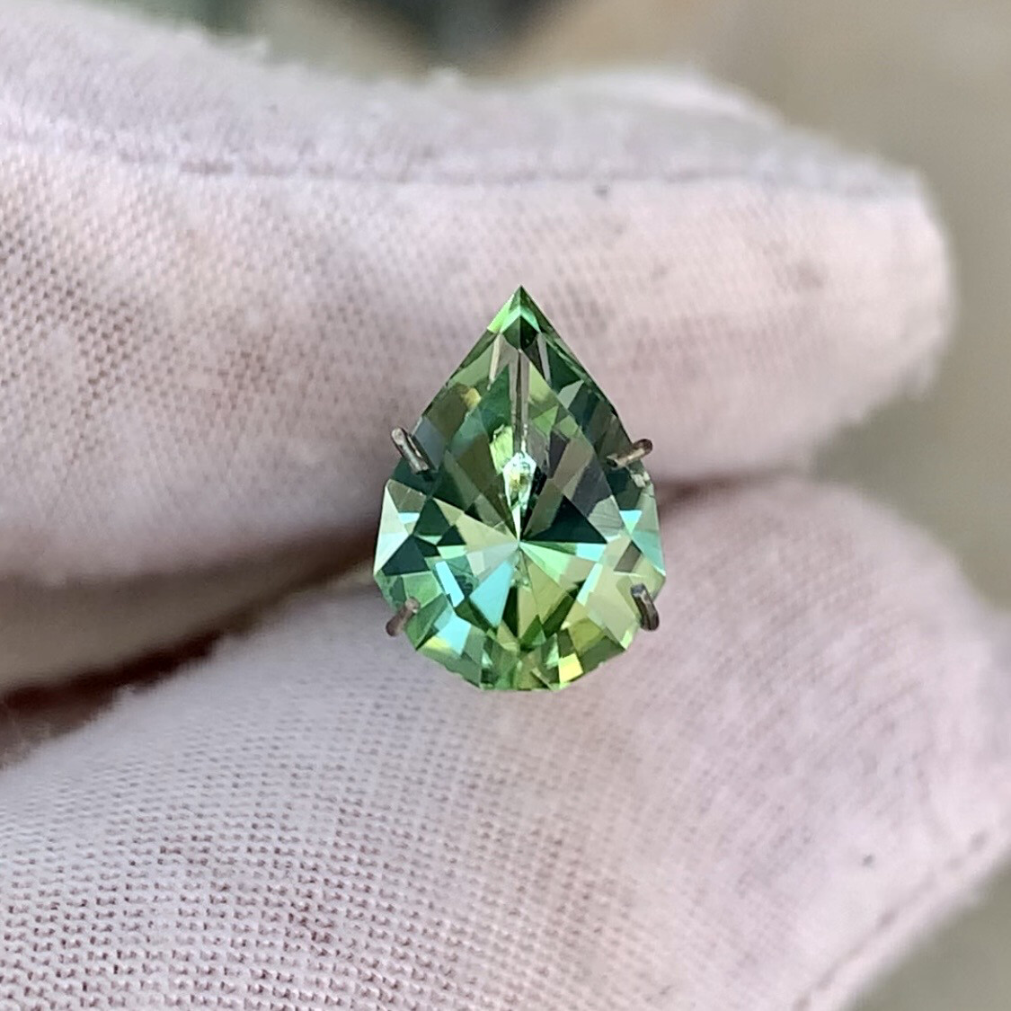 ᴬᵀᵞᴾᴵᶜᴬᴸ ELECTRIC GREEN TOURMALINE 3.10ct