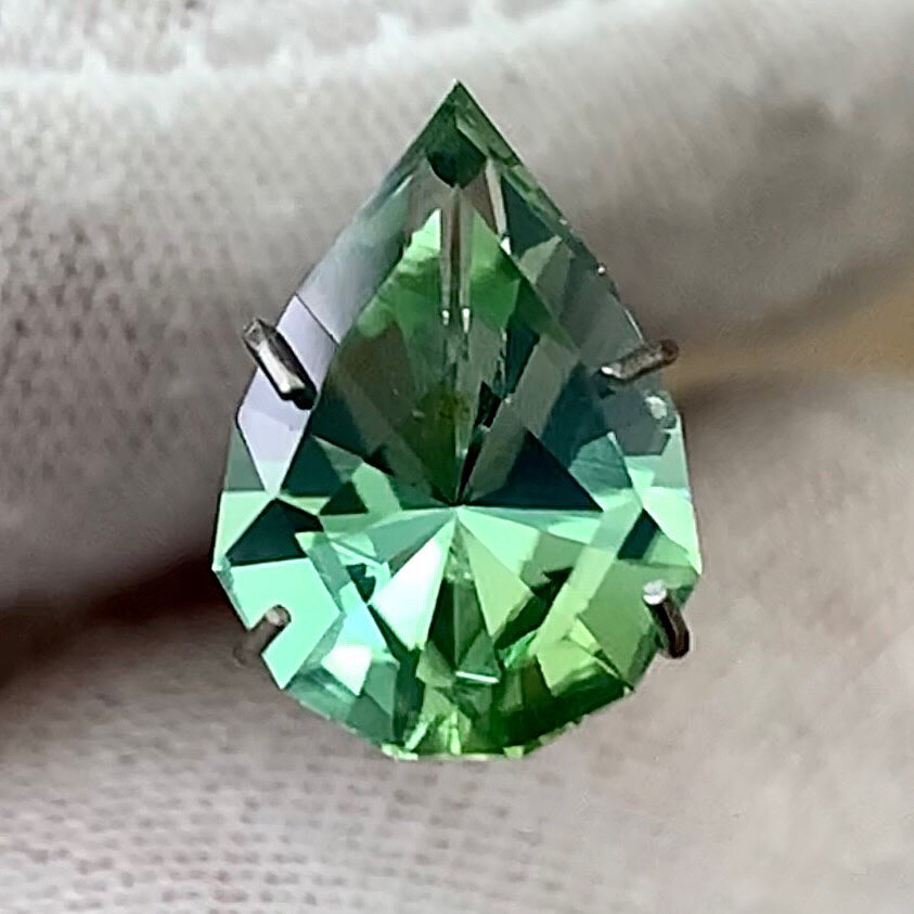 ᴬᵀᵞᴾᴵᶜᴬᴸ ELECTRIC GREEN TOURMALINE 3.10ct