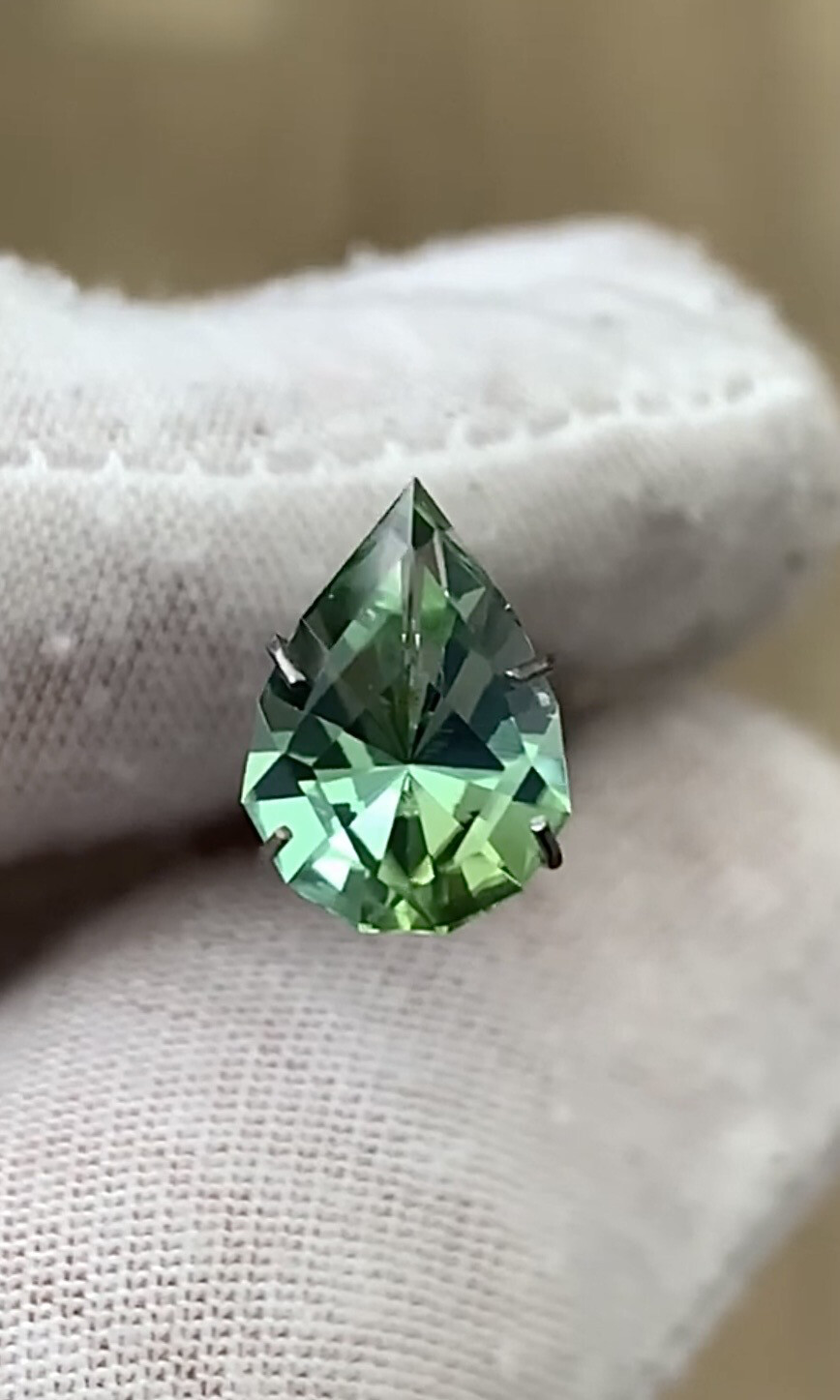 ᴬᵀᵞᴾᴵᶜᴬᴸ ELECTRIC GREEN TOURMALINE 3.10ct