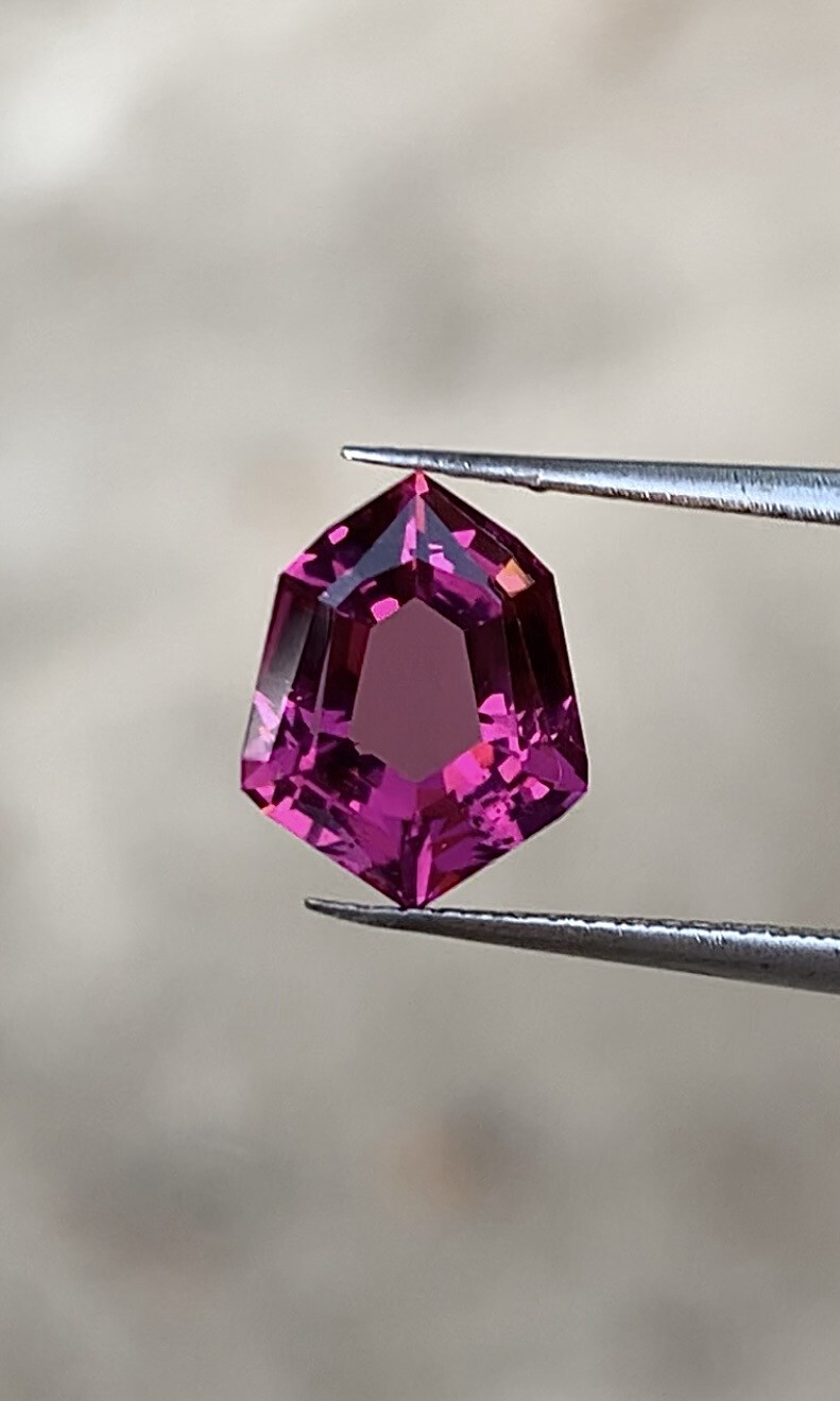 ᴬᵀᵞᴾᴵᶜᴬᴸ RHODOLITE GARNET 1.92ct