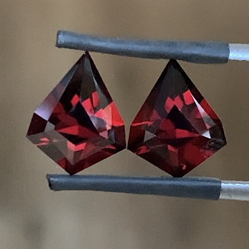 ᴬᵀᵞᴾᴵᶜᴬᴸ RHODOLITE GARNET (PAIR) 4.92ct/2