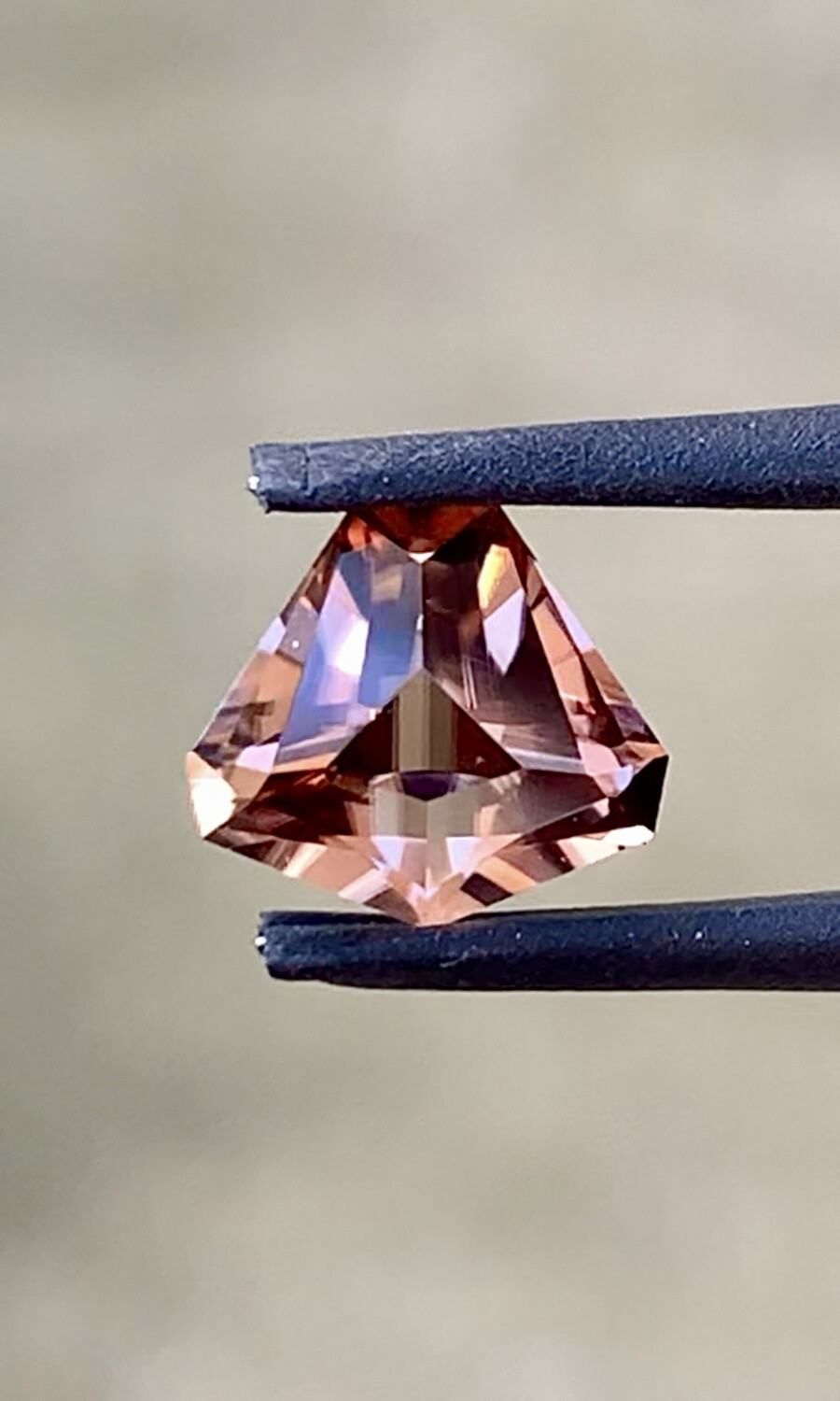 ᴬᵀᵞᴾᴵᶜᴬᴸ PINKISH CHAMPAGNE ZIRCON 1.82ct