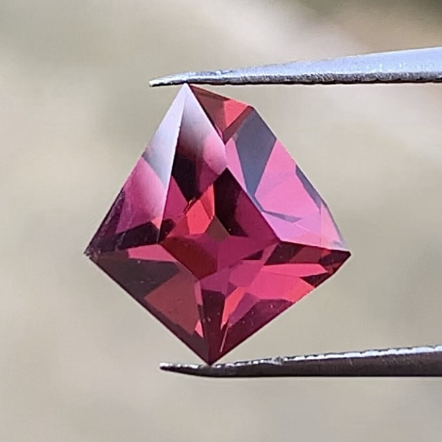 ᴬᵀᵞᴾᴵᶜᴬᴸ GARNET 2.38ct