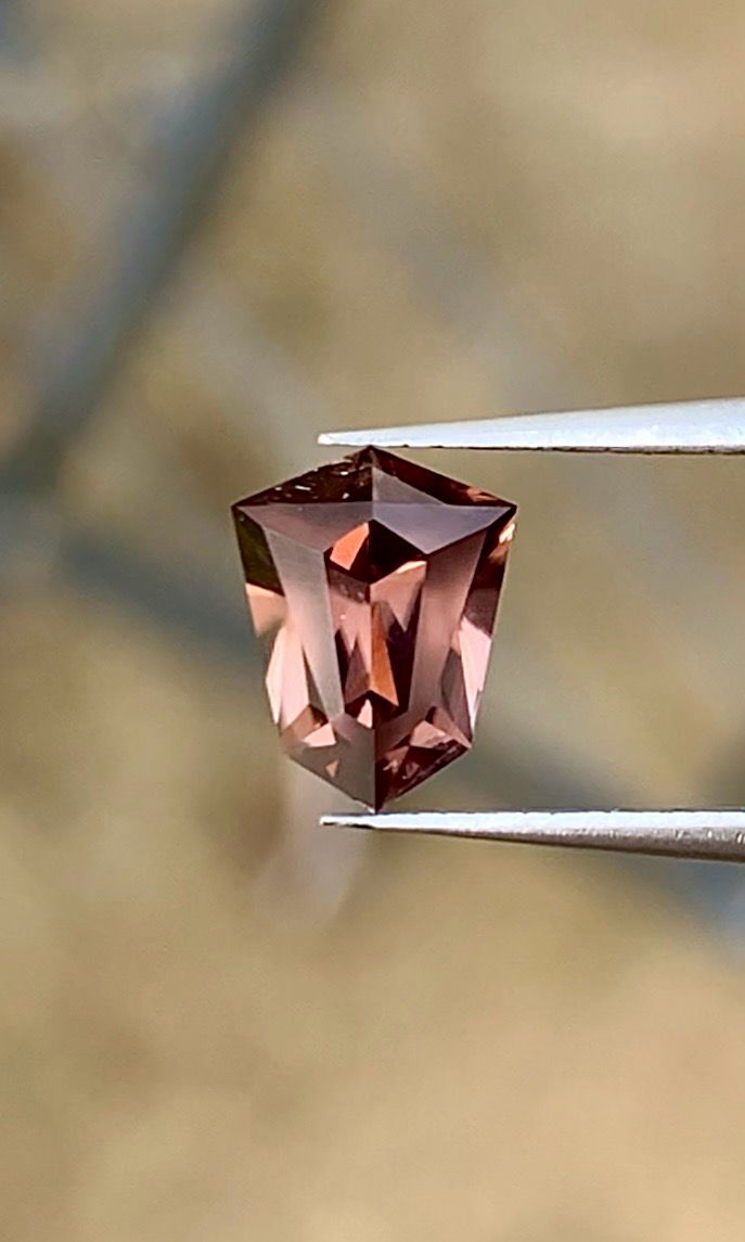 ᴬᵀᵞᴾᴵᶜᴬᴸ PINKISH ORANGE ZIRCON 1.78ct