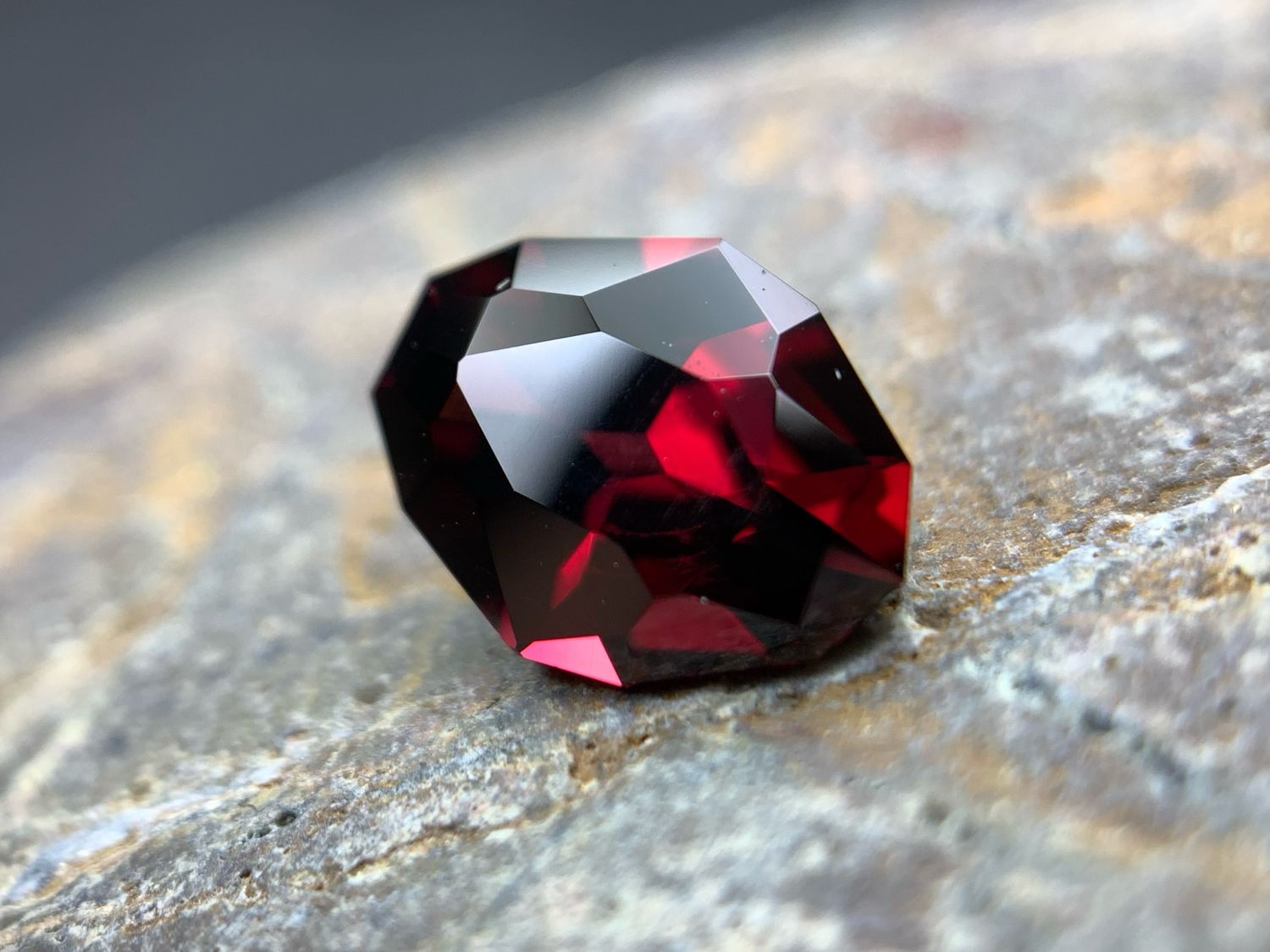 ᴬᵀᵞᴾᴵᶜᴬᴸ UMBALITE GARNET 2,06ct