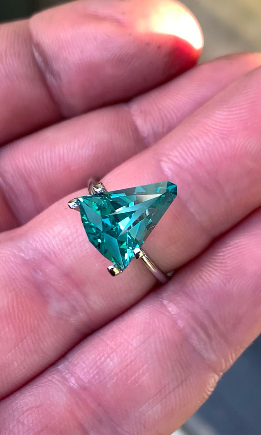 ᴬᵀᵞᴾᴵᶜᴬᴸ CHRISTMAS TREE SAPPHIRE 5.71ct 🌱 (MALDIVES COLOR)