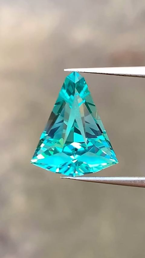 ᴬᵀᵞᴾᴵᶜᴬᴸ CHRISTMAS TREE SAPPHIRE 5.71ct 🌱 (MALDIVES COLOR)