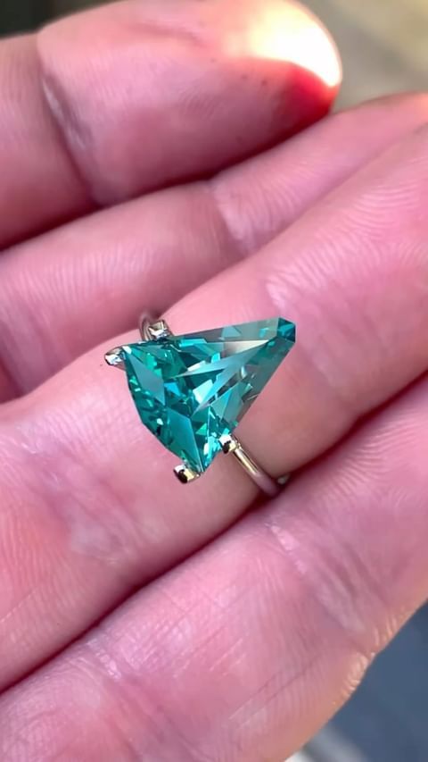 ᴬᵀᵞᴾᴵᶜᴬᴸ CHRISTMAS TREE SAPPHIRE 5.71ct 🌱 (MALDIVES COLOR)