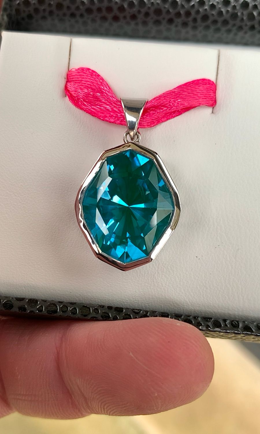 ᴬᵀᵞᴾᴵᶜᴬᴸ SPINEL PENDANT