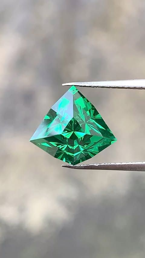 ᴬᵀᵞᴾᴵᶜᴬᴸ CZ TSAVORITE COLOR 5.28ct 🌱