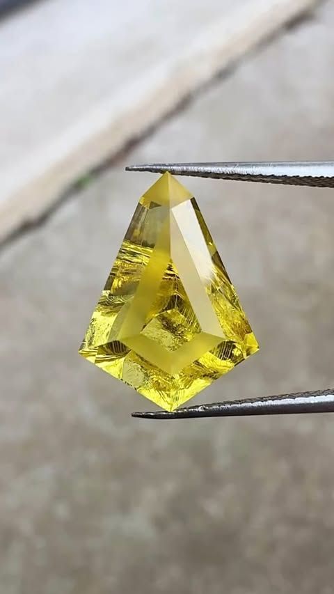 ᴬᵀᵞᴾᴵᶜᴬᴸ WILD LIVELY YELLOW SAPPHIRE 6.38ct 🌱