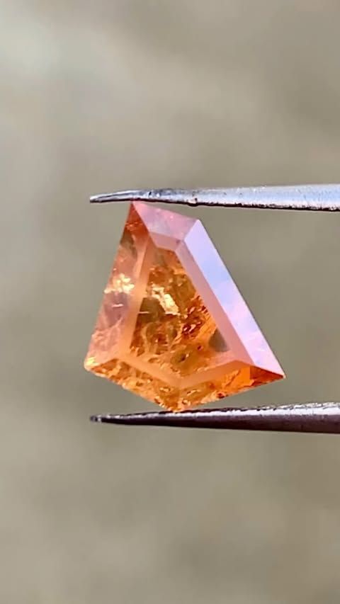 ᴬᵀᵞᴾᴵᶜᴬᴸ COLOR CHANGE MALAYA GARNET WILD 2.18ct