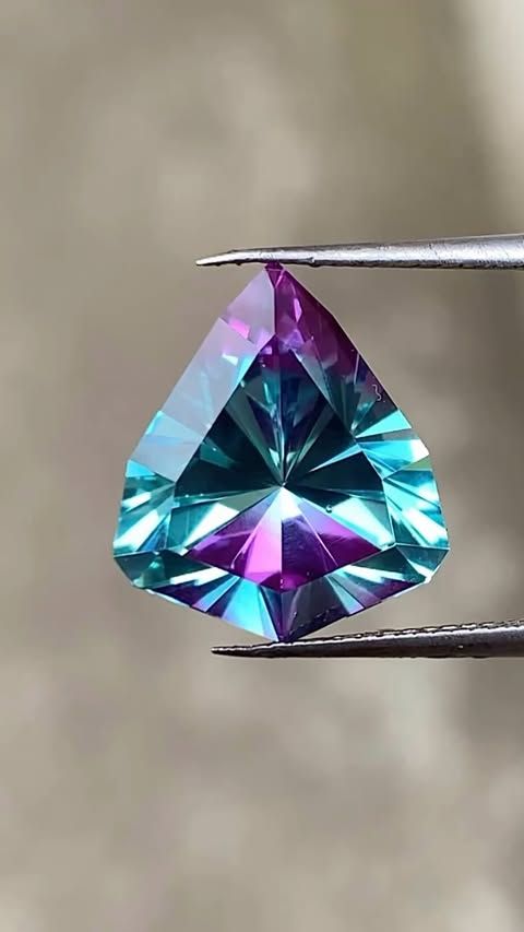 ᴬᵀᵞᴾᴵᶜᴬᴸ BI-COLOR SAPPHIRE 7.04ct 🌱