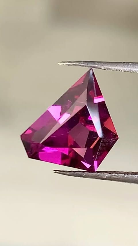 ᴬᵀᵞᴾᴵᶜᴬᴸ HOT PURPLE PINK GARNET (MANICA PROVINCE MOZAMBIQUE) 2.11ct