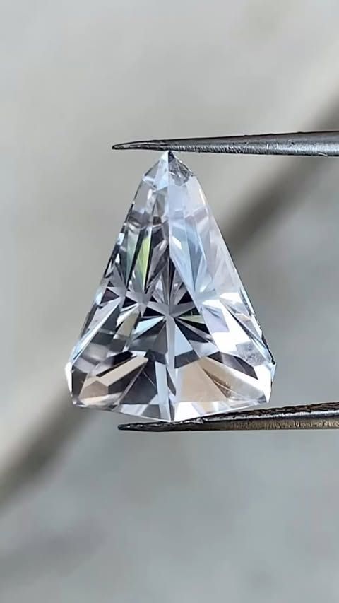ᴬᵀᵞᴾᴵᶜᴬᴸ COLORLESS SAPPHIRE 5.95ct🌱