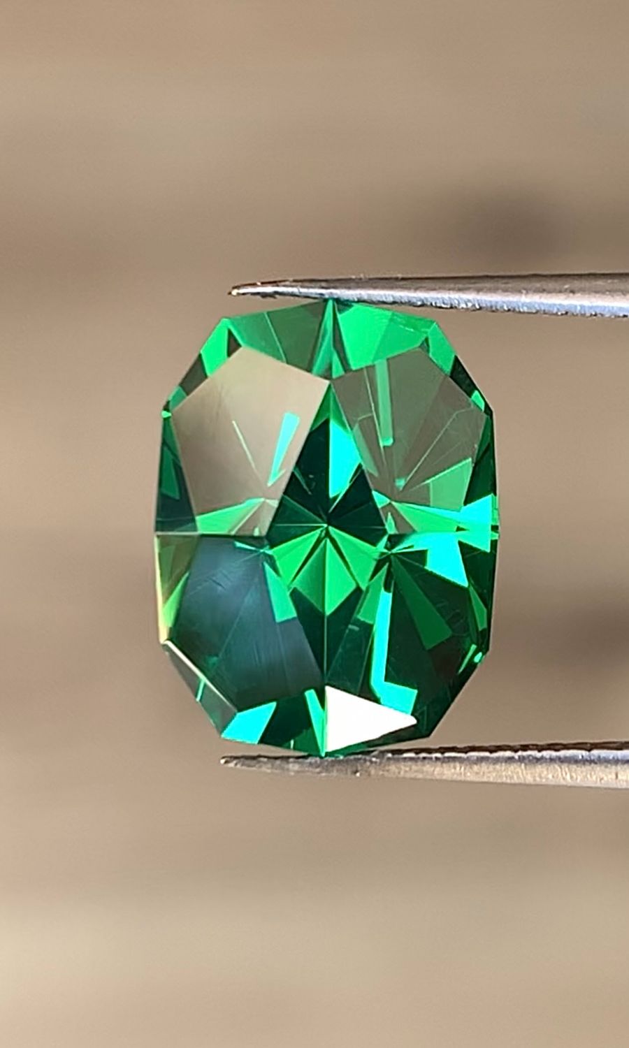 ᴬᵀᵞᴾᴵᶜᴬᴸ CZ TSAVORITE COLOR 8.76ct 🌱