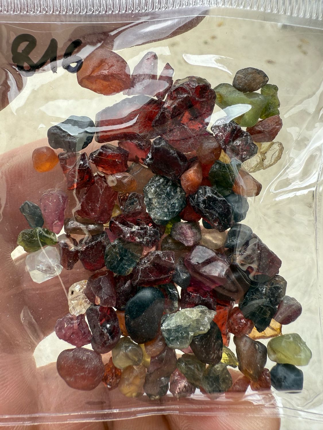MIX OF ROUGH STONES 200ct