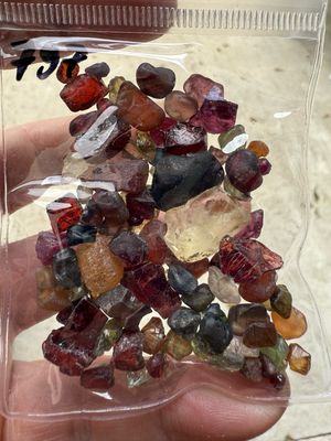 MIX OF ROUGH STONES 200ct