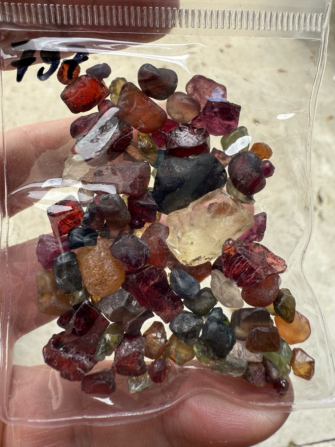 MIX OF ROUGH STONES 200ct