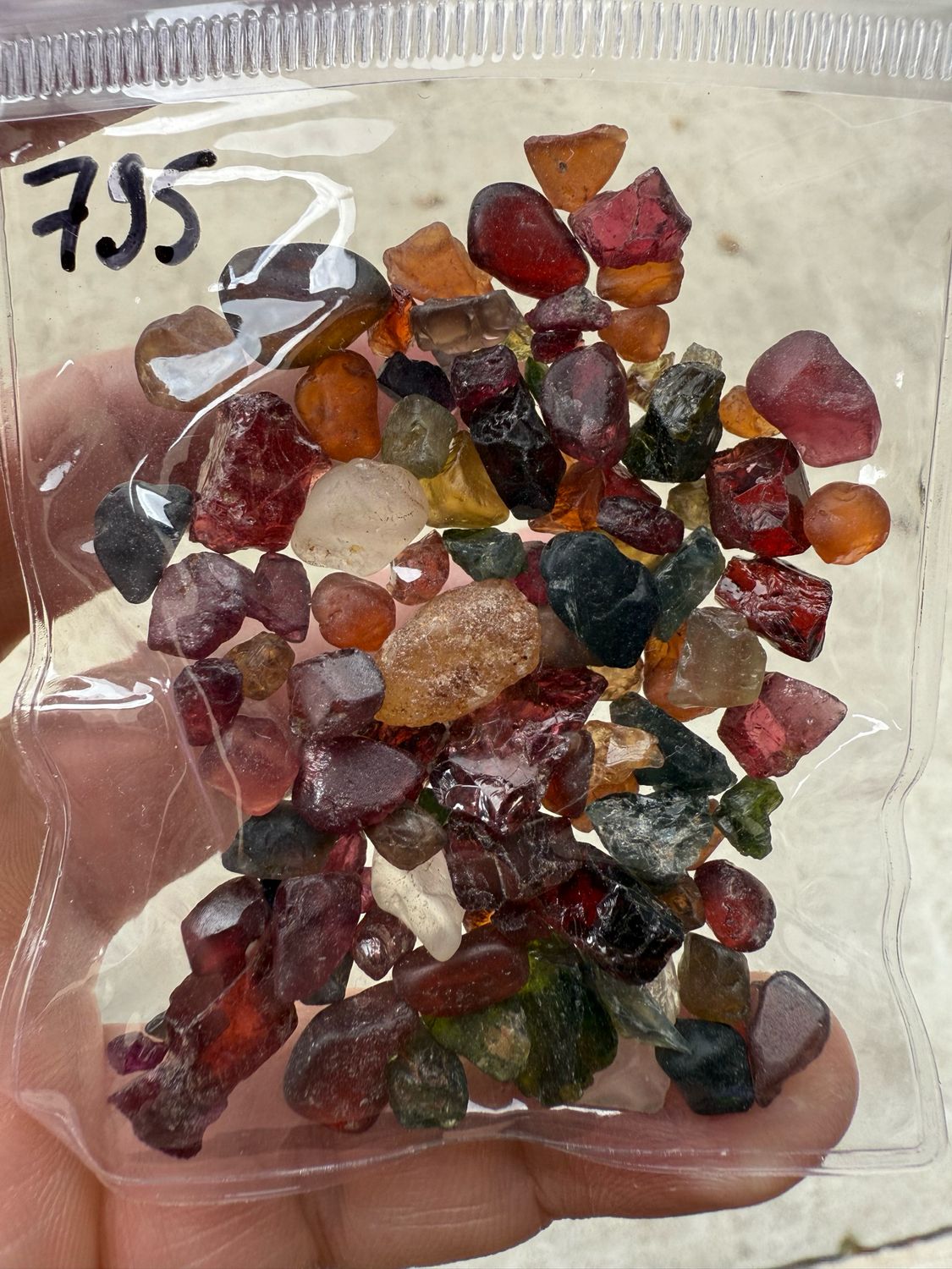MIX OF ROUGH STONES 200ct