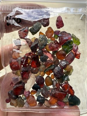 MIX OF ROUGH STONES 200ct