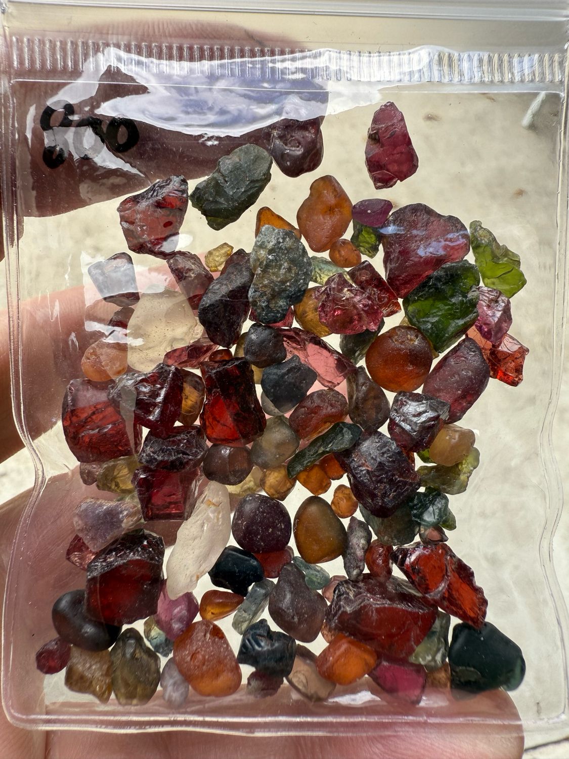 MIX OF ROUGH STONES 200ct