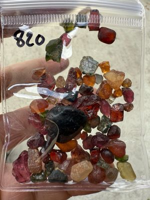 MIX OF ROUGH STONES 200ct