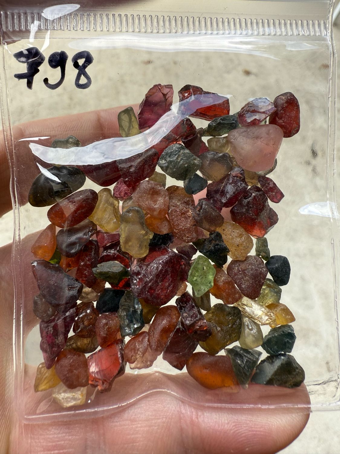 MIX OF ROUGH STONES 200ct