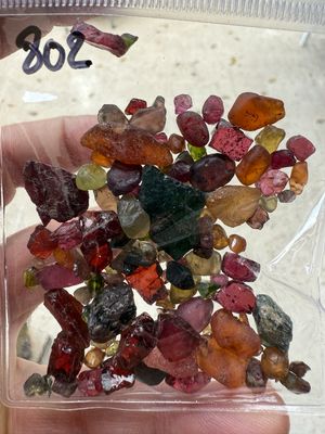 MIX OF ROUGH STONES 200ct