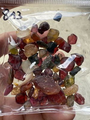MIX OF ROUGH STONES 200ct