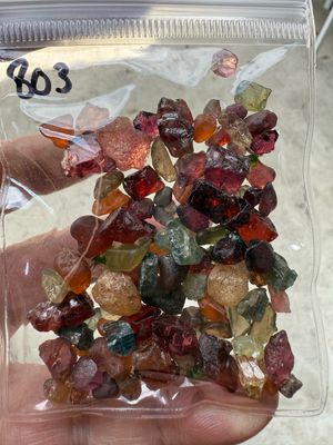 MIX OF ROUGH STONES 200ct