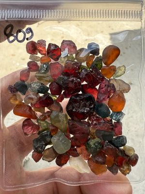 MIX OF ROUGH STONES 200ct