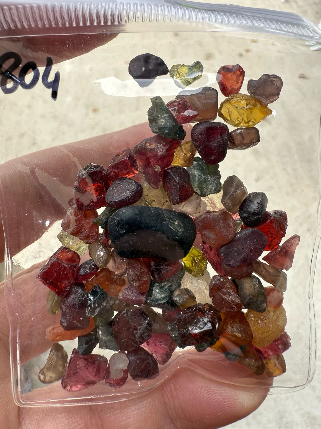 MIX OF ROUGH STONES 200ct