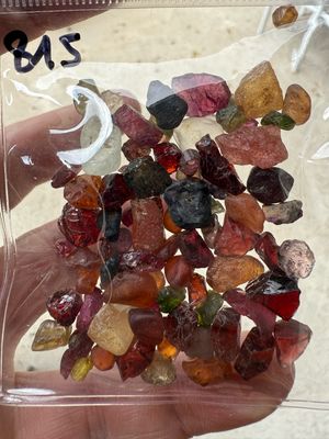 MIX OF ROUGH STONES 200ct