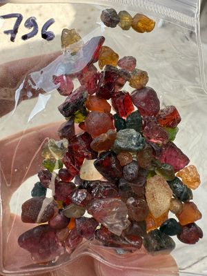MIX OF ROUGH STONES 200ct