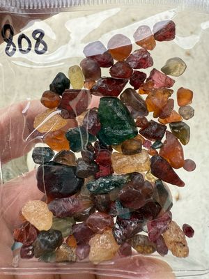 MIX OF ROUGH STONES 200ct