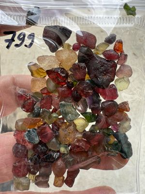 MIX OF ROUGH STONES 200ct