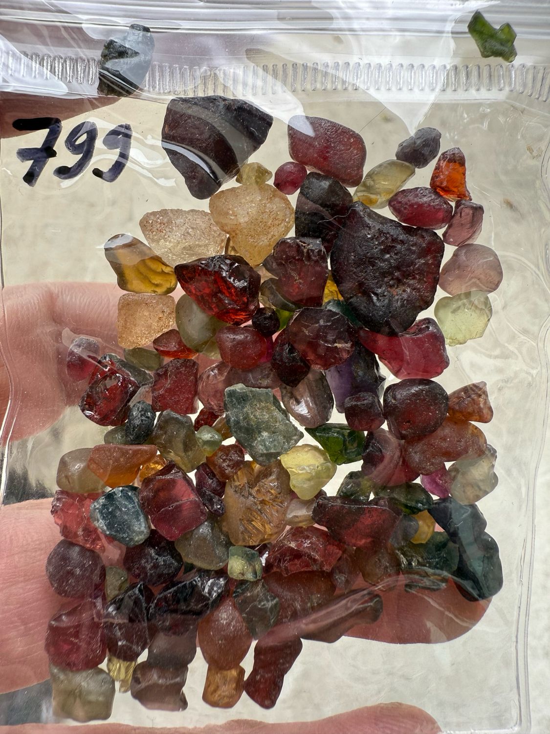 MIX OF ROUGH STONES 200ct