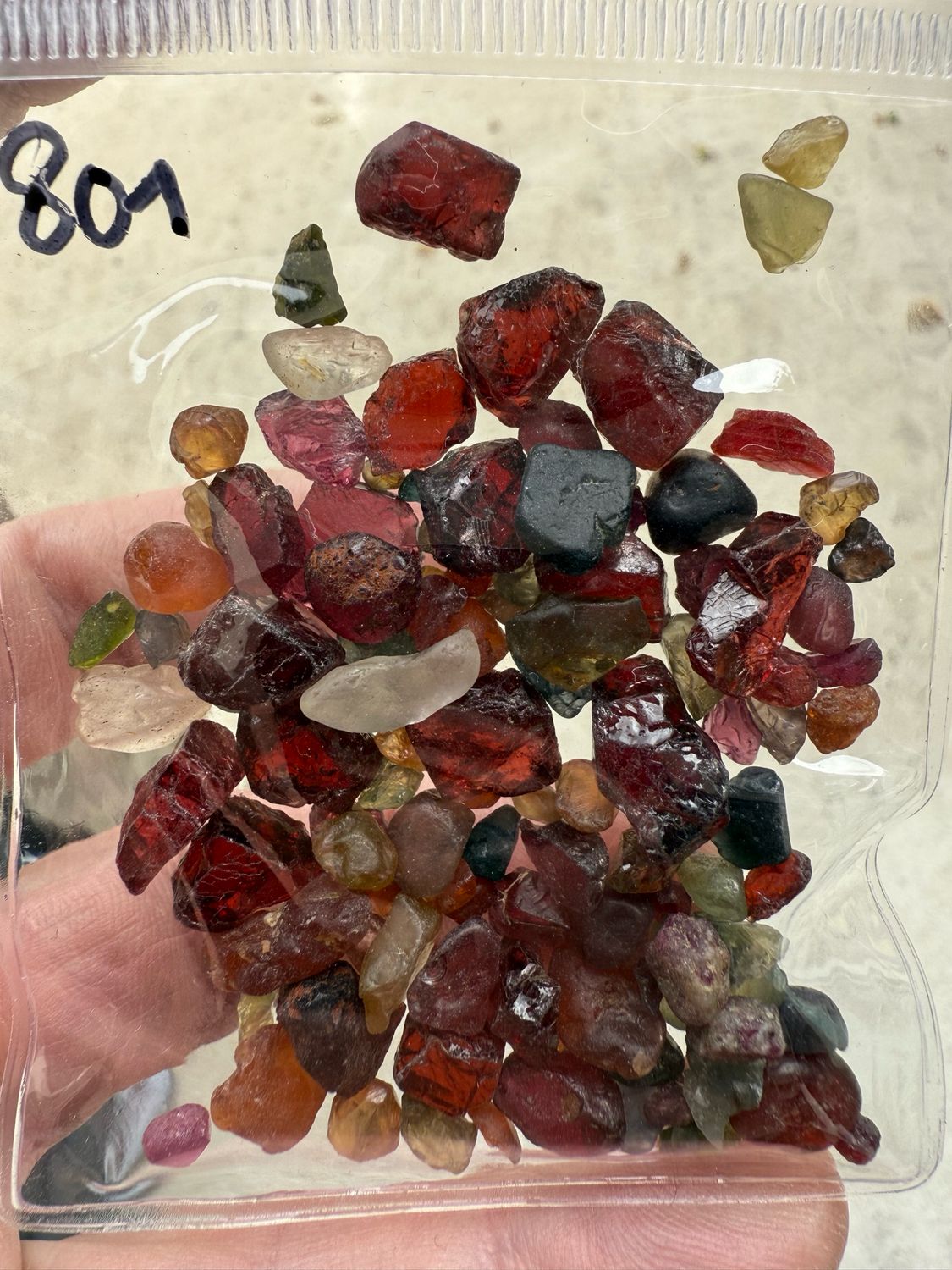 MIX OF ROUGH STONES 200ct