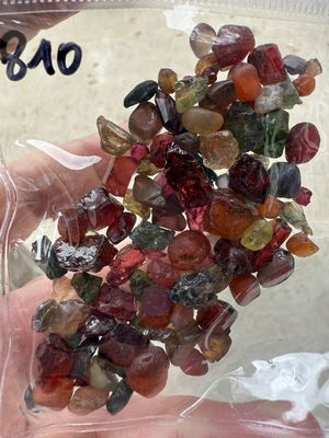 MIX OF ROUGH STONES 200ct
