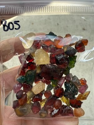 MIX OF ROUGH STONES 200ct