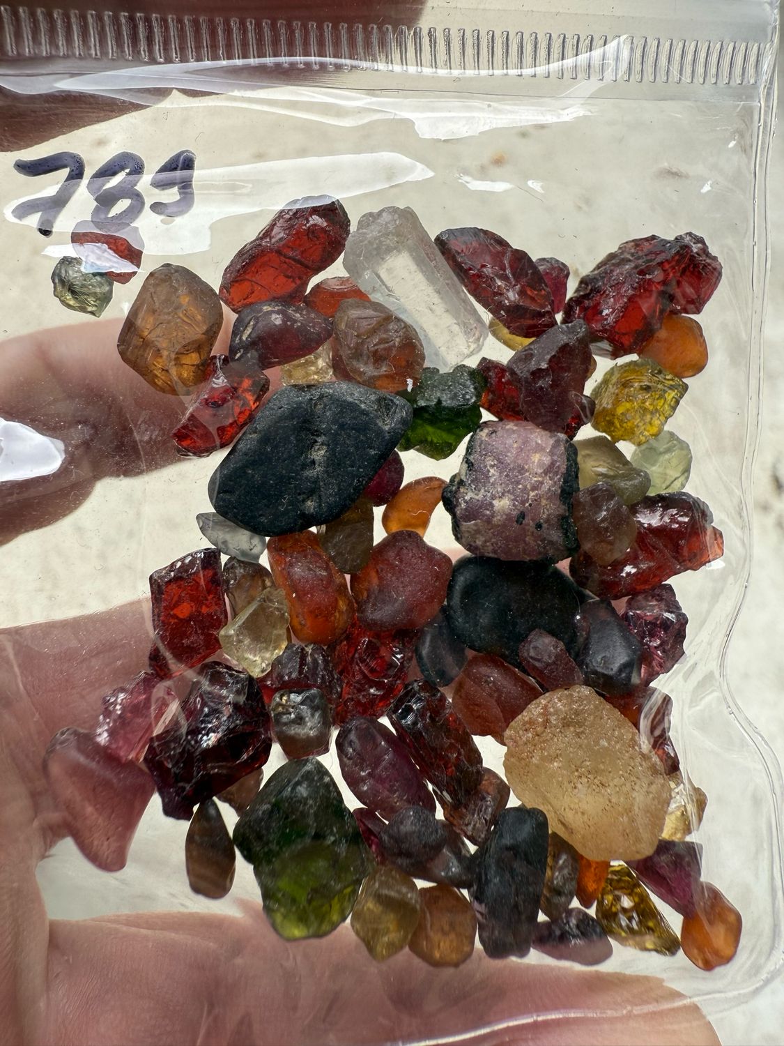 MIX OF ROUGH STONES 200ct