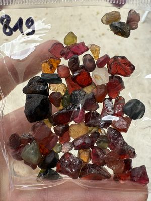 MIX OF ROUGH STONES 200ct