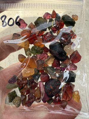 MIX OF ROUGH STONES 200ct