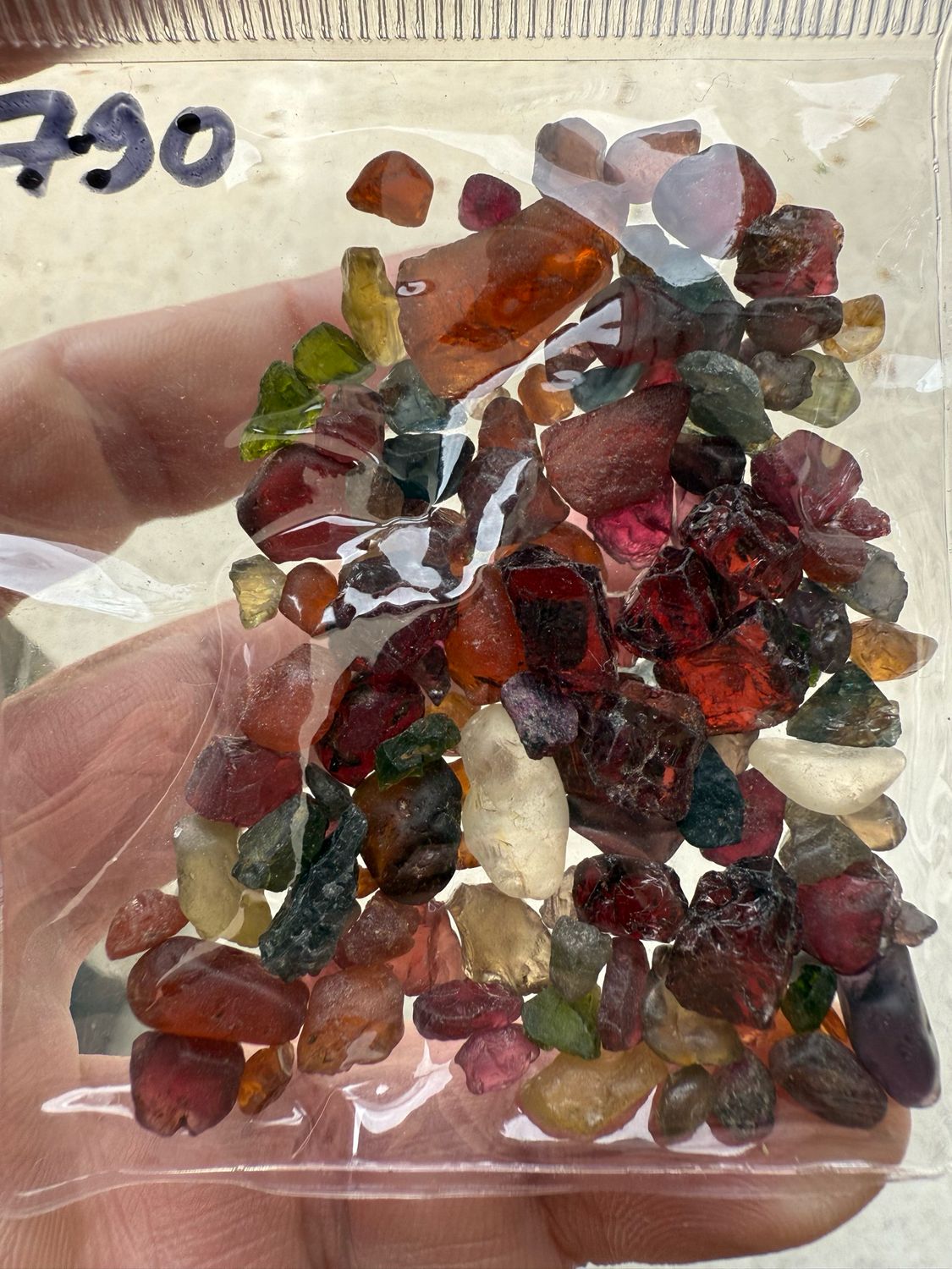 MIX OF ROUGH STONES 200ct